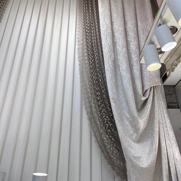 پرده حریر سفید در پذیرایی مدرن