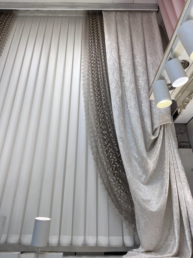 پرده حریر سفید در پذیرایی مدرن