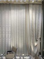 پرده پذیرایی کرم با طرح پلیسه یکطرفه و جنس حریر در فضای مدرن