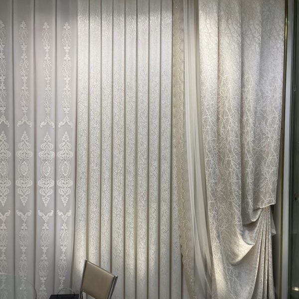 پرده پذیرایی کرم با طرح پلیسه یکطرفه و جنس حریر در فضای مدرن