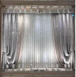 پرده پذیرایی ساتن طرح گل داماس در سالن پذیرایی کلاسیک با مبلمان چوبی و لوستر کریستالی