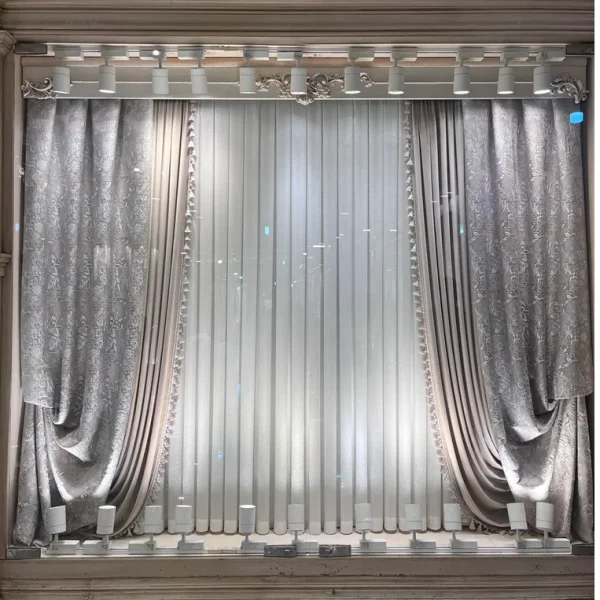 پرده پذیرایی ساتن طرح گل داماس در سالن پذیرایی کلاسیک با مبلمان چوبی و لوستر کریستالی