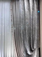 پرده پلیسه یکطرفه ساتن کرم در سالن پذیرایی مدرن با نورپردازی مخفی LED