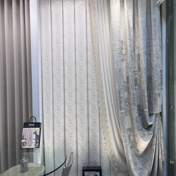 پرده پذیرایی کلاسیک با تور لب حاشیه طلایی