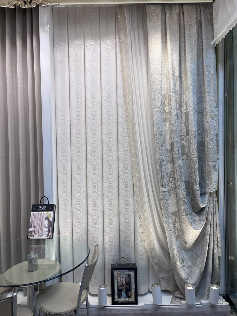 پرده پذیرایی کلاسیک با تور لب حاشیه طلایی