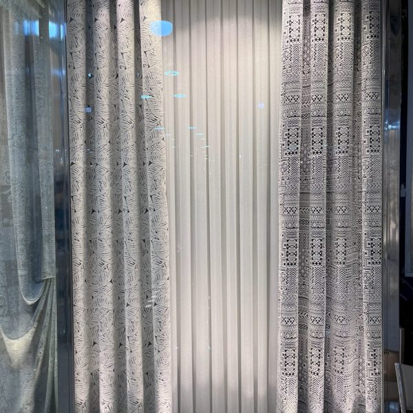 پرده پذیرایی نئوکلاسیک با پارچه مخمل و الگوی کلاسیک