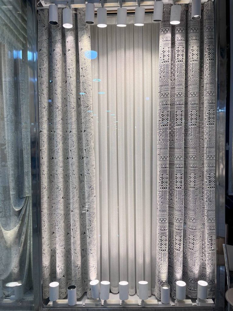 پرده پذیرایی نئوکلاسیک با پارچه مخمل و الگوی کلاسیک