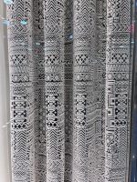 پرده‌های نئوکلاسیک در اتاق پذیرایی با دکوراسیون مدرن