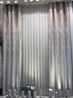 پرده پذیرایی هندسی با طرح مثلثهای طلایی روی پارچه ساتن خاکستری در دکوراسیون مدرن پذیرایی