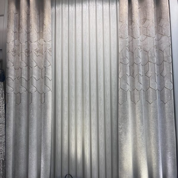 پرده پذیرایی هندسی با طرح مثلثهای طلایی روی پارچه ساتن خاکستری در دکوراسیون مدرن پذیرایی