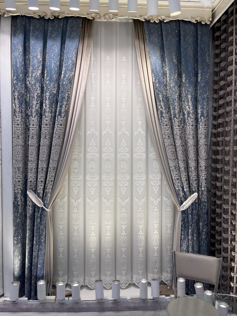 پرده پذیرایی کلاسیک با طرح گل داماس – پارچه مخمل سنگین – مناسب برای دکوراسیون مجلل