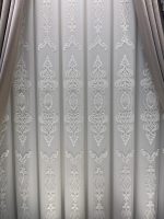 پرده پذیرایی ساده با حاشیه گل داماس – ترکیب مدرن و کلاسیک – مناسب دکوراسیون مینیمال